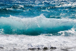 Discover the Beauty of the Waves and Ocean: Download High-Resolution HD and 4K Images of Smashing Seas, Beautiful Beaches, and Underwater Wonders for...