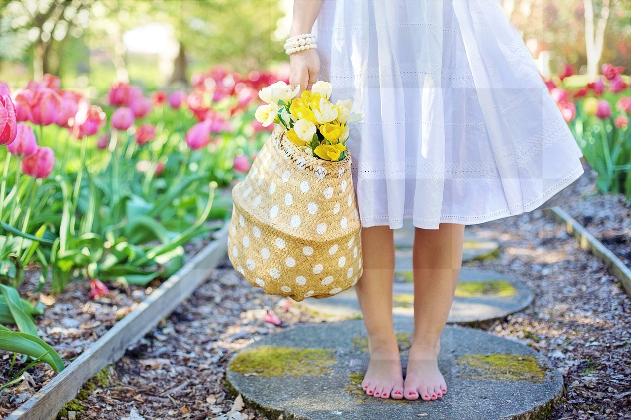 Beautiful Spring Tulips and Pretty Women: Free Download Popular Wallpaper and Backgrounds in JPG Format