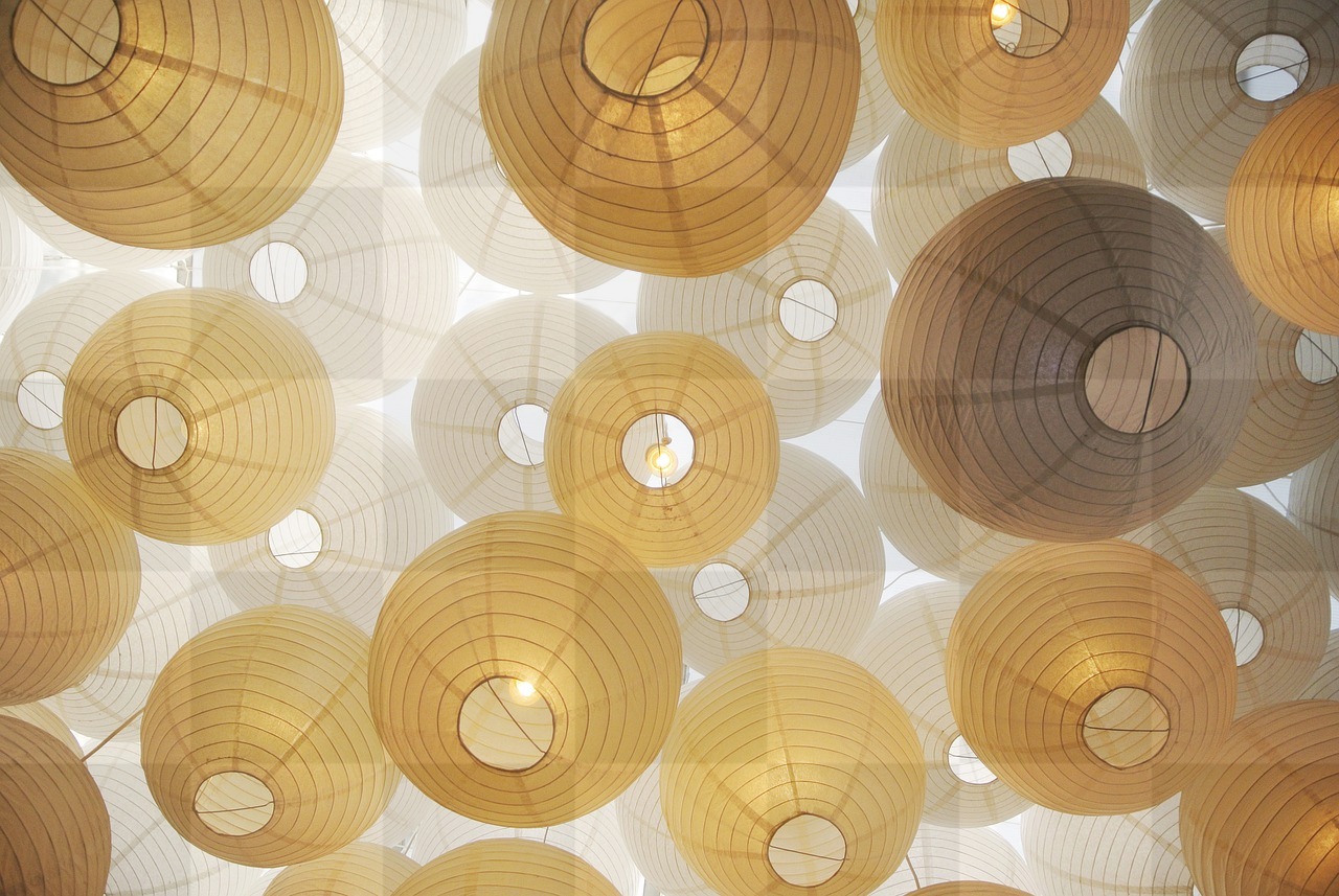 Cool Lantern Backgrounds in 4K: Free Download for Graphic and Web Design Projects