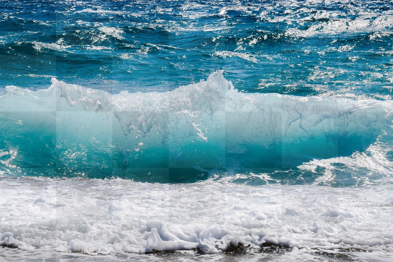 Discover the Beauty of the Waves and Ocean: Download High-Resolution HD and 4K Images of Smashing Seas, Beautiful Beaches, and Underwater Wonders for...