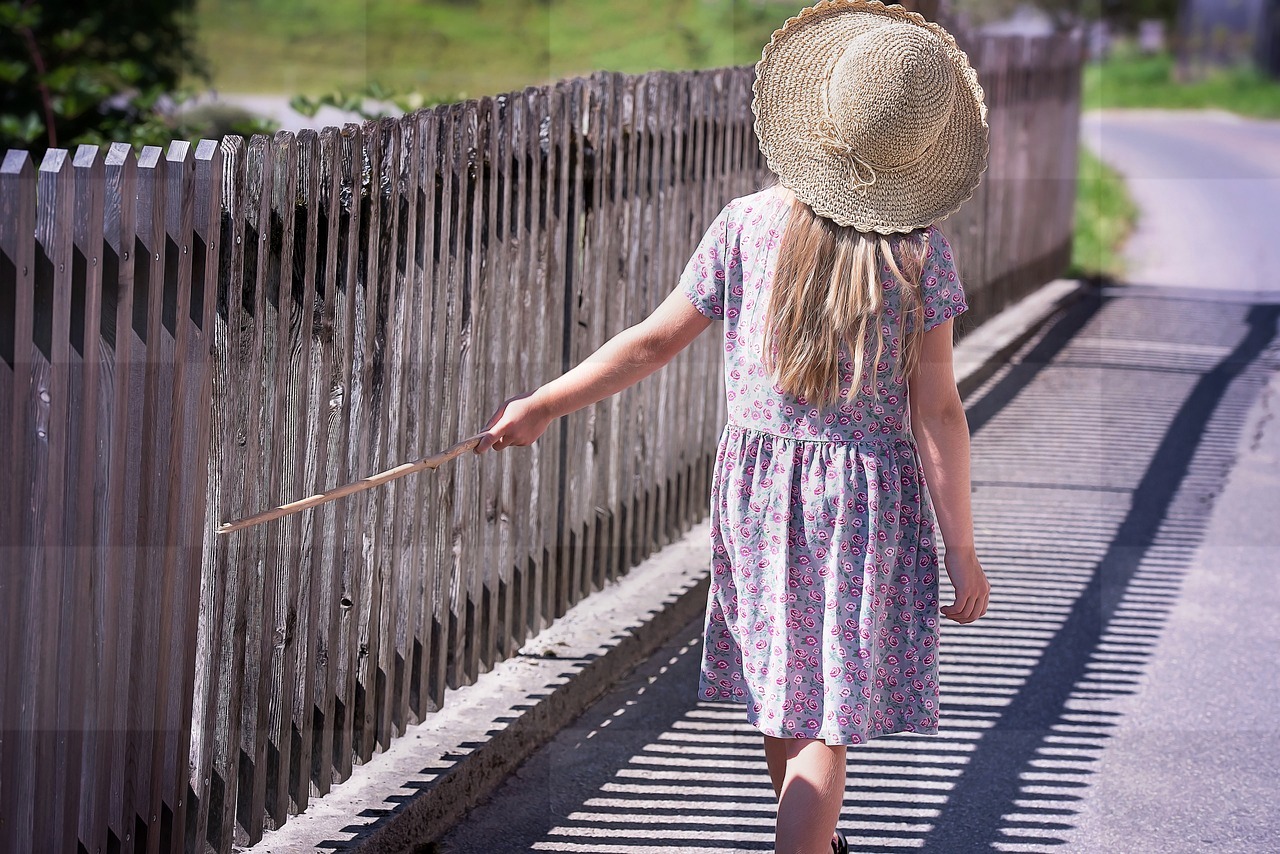 Summer Style: Free Downloadable Images of Dresses, Hats, and Beautiful Summer Backgrounds